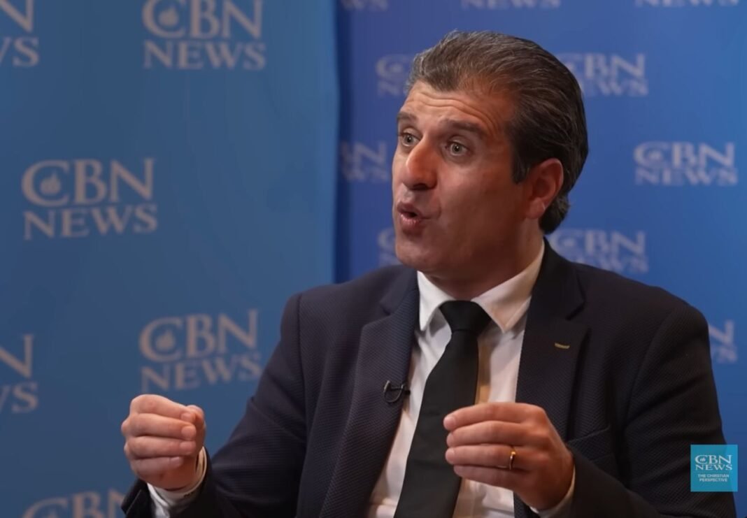 Pastor Shah Ahmadi em um ambiente de entrevista