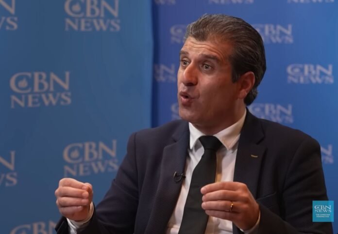 Pastor Shah Ahmadi em um ambiente de entrevista