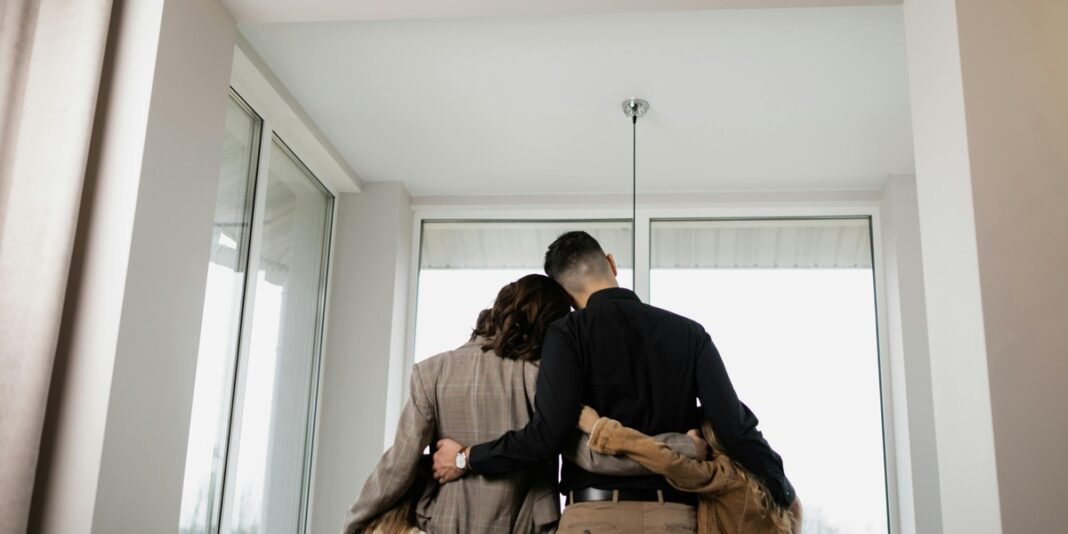 Família reunida e sorrindo em um sofá, simbolizando restauração e esperança.
