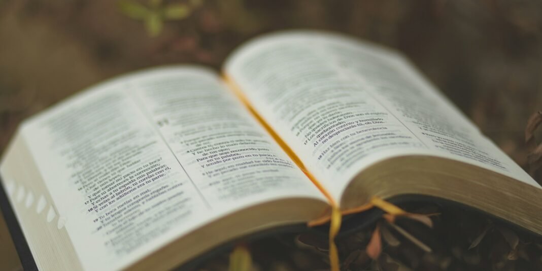 Rei Ezequias e o povo de Judá, com expressões de esperança, dentro de Jerusalém enquanto o acampamento assírio em ruínas é iluminado por uma luz divina após uma vitória milagrosa.