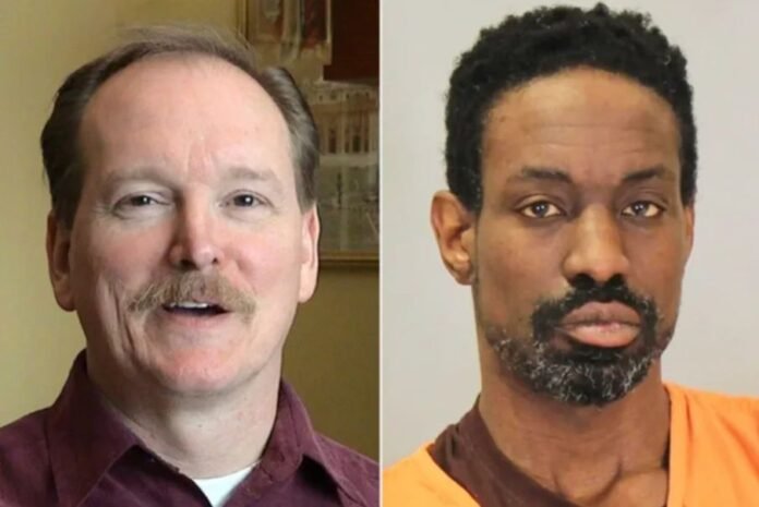 Delegacia de Polícia de Omaha, Nebraska Fachada de delegacia de polícia em Omaha, Nebraska, à noite, com carros de polícia.