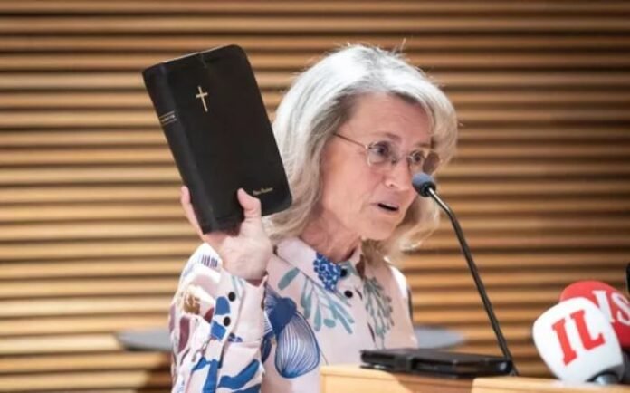 Päivi Räsänen, deputada finlandesa, aguarda decisão judicial Deputada finlandesa Päivi Räsänen em tribunal