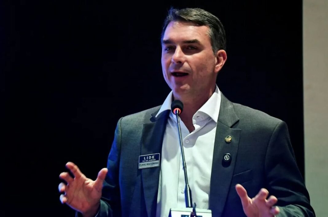 Senador Flávio Bolsonaro discursando em evento político no Rio de Janeiro.