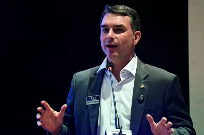 Flávio Bolsonaro discursa sobre segurança pública Senador Flávio Bolsonaro discursando em evento político no Rio de Janeiro.