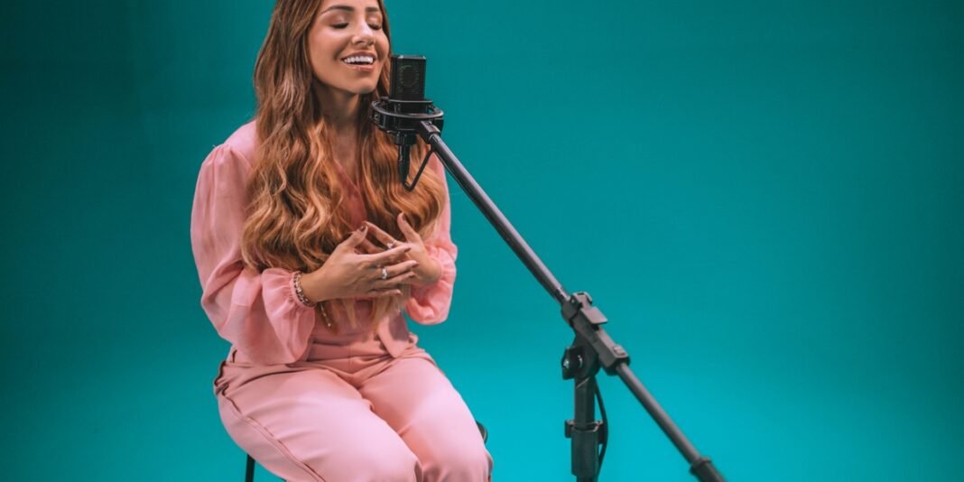 Gabriela Rocha cantando em estúdio de gravação