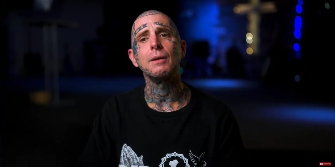 Ex-gângster em uma cela de prisão reflete sobre sua vida antes de sua conversão religiosa.