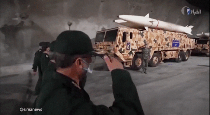 General iraniano sério e resoluto em uniforme militar.