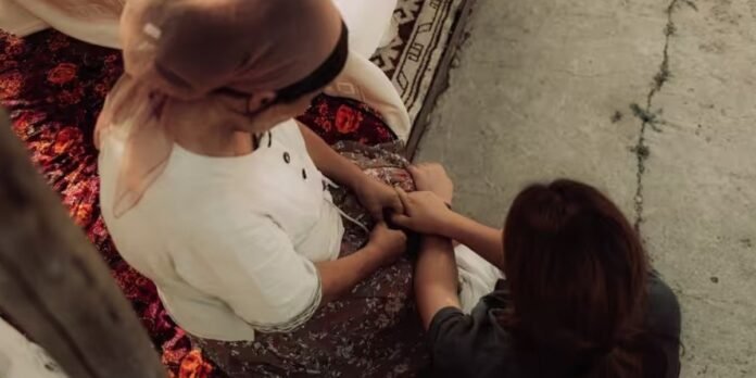 Mulher grávida demonstra resiliência e fé na Ásia Central. Mulher grávida de etnia asiática com olhar determinado em um ambiente modesto, simbolizando força na fé.