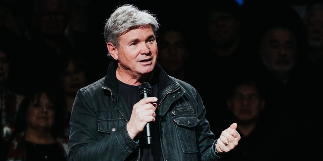 Pastor Jack Hibbs discutindo profecias bíblicas e a guerra no Irã.