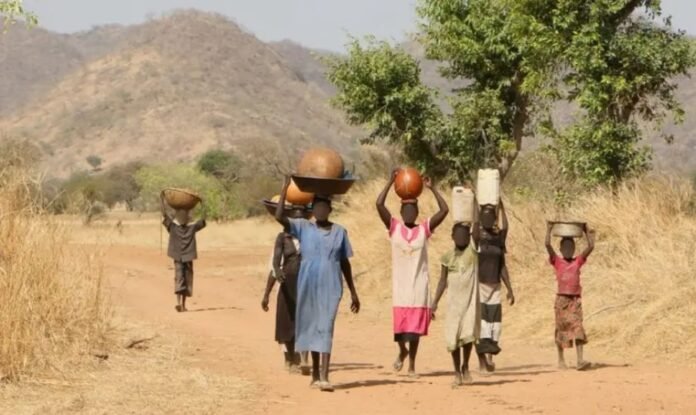 Refugiados sudaneses buscam conforto espiritual em meio à guerra civil Refugiados sudaneses em campo de acolhimento ouvindo sobre a fé cristã, em meio ao cenário de guerra