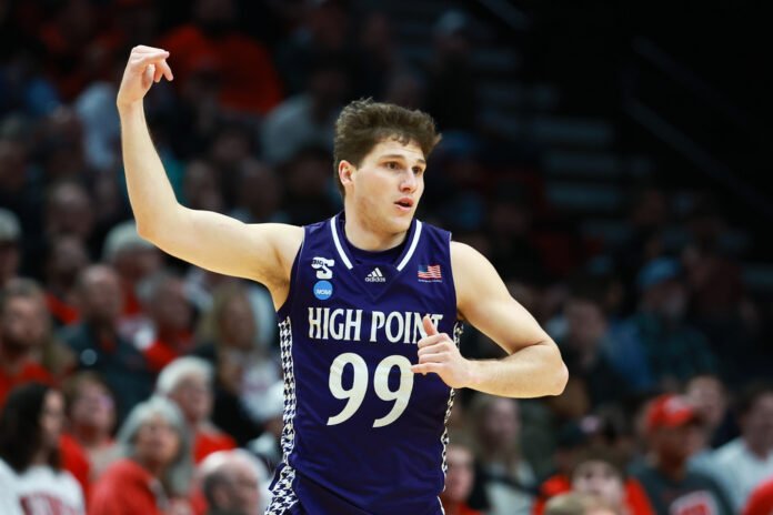 Chase Johnston, jogador da High Point University, comemora cesta da vitória no torneio NCAA.