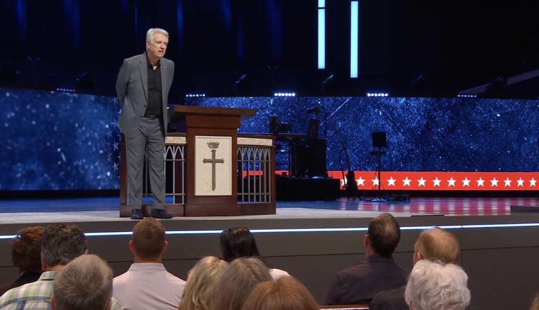 Homem sendo retirado de igreja por seguranças durante culto