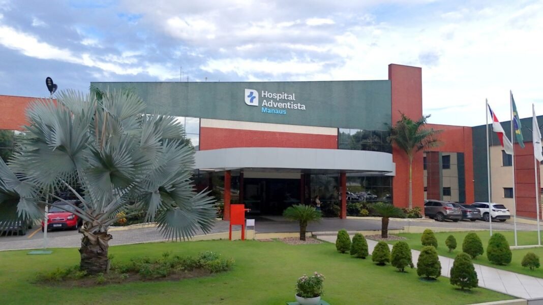 Equipe médica atendendo paciente em corredor de hospital moderno