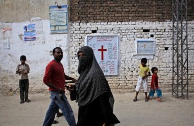 Fachada de um pequeno comércio fechado em uma rua movimentada, simbolizando exclusão econômica.