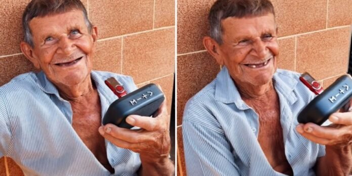 Severino emociona-se ao ouvir a Bíblia em áudio no sertão Idoso analfabeto do sertão ouve a Bíblia em áudio com profunda emoção.