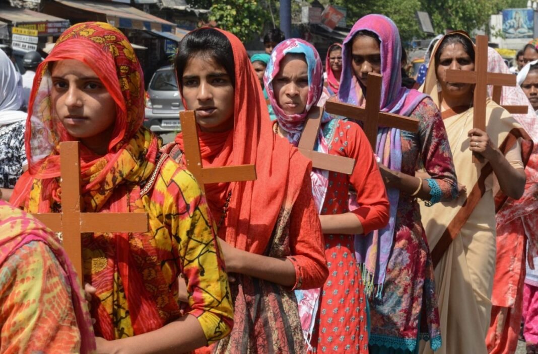 Manifestantes indianos pacíficos clamando por liberdade religiosa e direitos