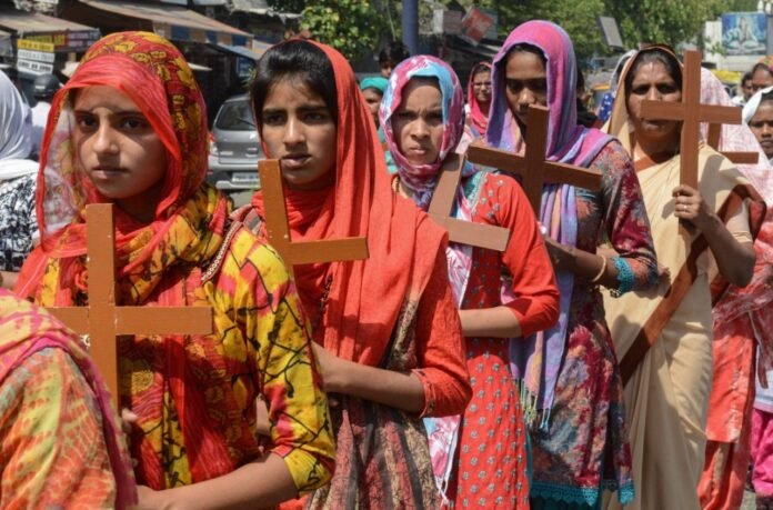 Manifestantes indianos pacíficos clamando por liberdade religiosa e direitos