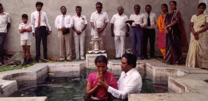 Manifestantes protestam em frente a um edifício governamental na Índia contra nova lei de conversão religiosa.