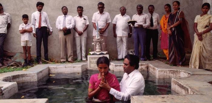 Manifestantes protestam em frente a um edifício governamental na Índia contra nova lei de conversão religiosa.