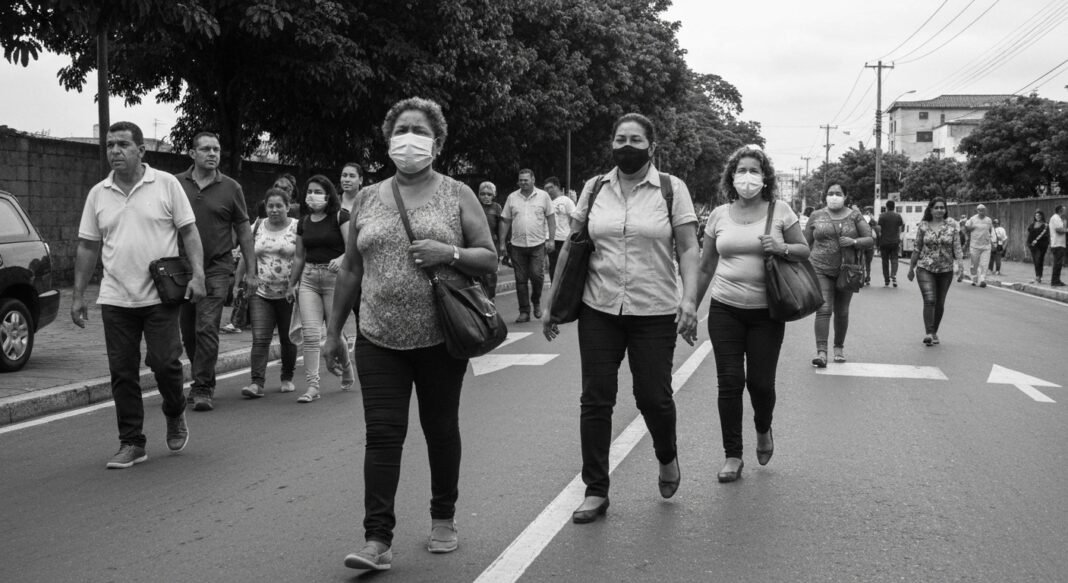 Rua em Teerã com cidadãos demonstrando apreensão em meio à instabilidade política.