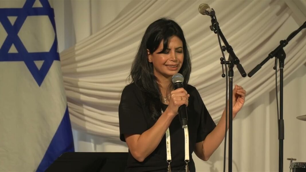 Mulher iraniana em expressão de esperança e resiliência.