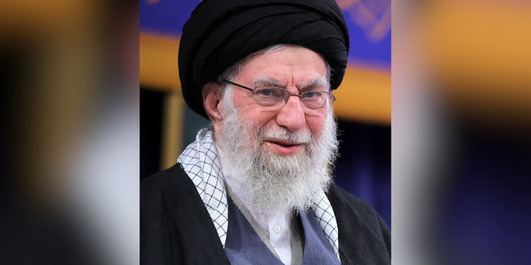 Complexo militar iraniano em Teerã sob ataque noturno com explosões e fumaça