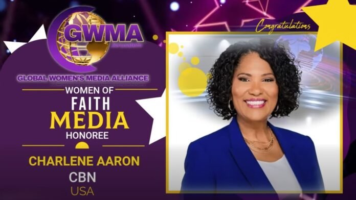 Charlene Aaron celebra conquista de prêmio na mídia Charlene Aaron, jornalista da CBN News, recebe prêmio
