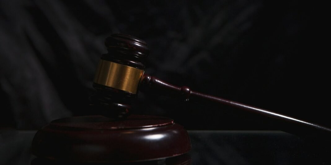 Placa de igreja batista vandalizada com símbolos satânicos e pichações.