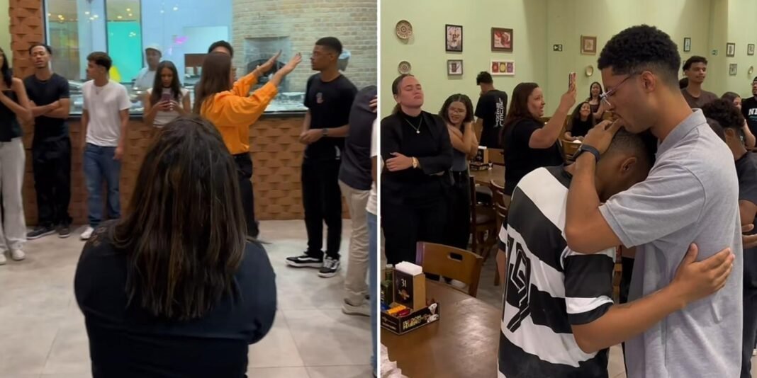 Jovens cristãos em oração e louvor em uma pizzaria em Indaiatuba, São Paulo.
