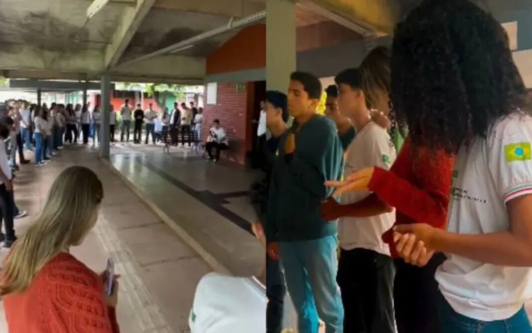 Jovens estudantes realizando momento de oração e adoração em círculo no pátio do IFMA