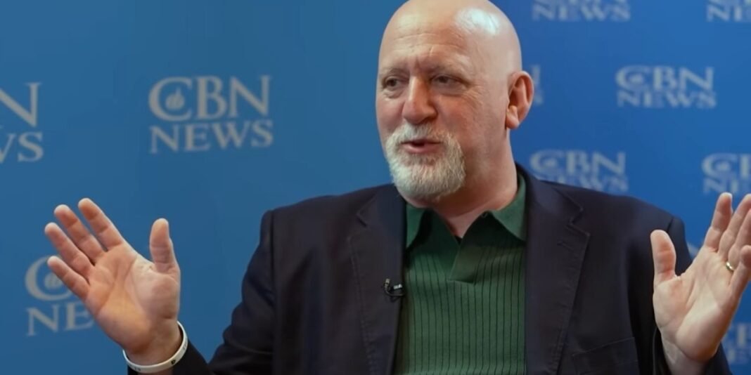 Homem judeu lendo a Bíblia em casa