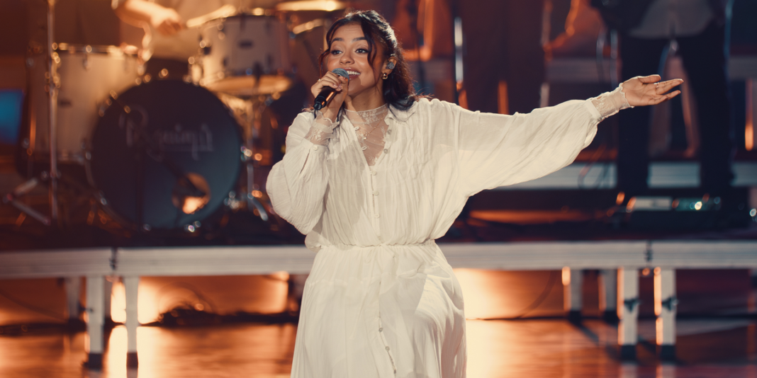 Julia Vitória cantando a música 