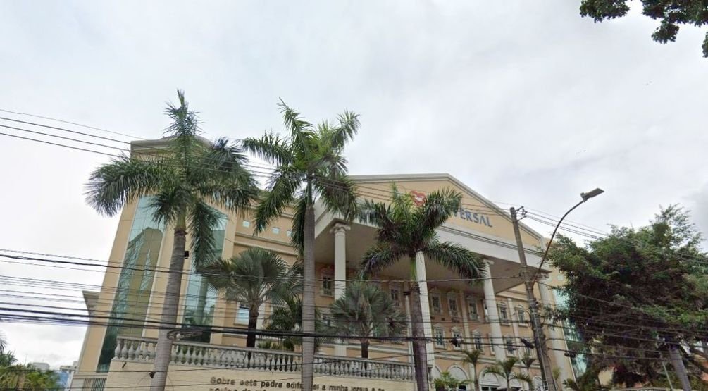 Juiz assinando documento em sala de audiências