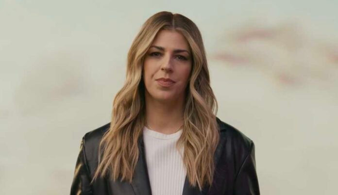 Brooke Ligertwood e Ksusha conversando em um campus universitário após um encontro surpresa.