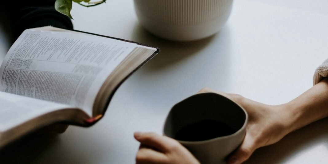 Mulher pensativa em frente a elementos religiosos sombrios, simbolizando a violência disfarçada de espiritualidade.