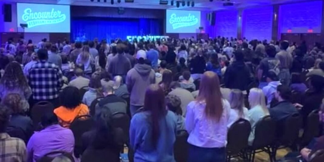 Estudantes universitários em um evento de evangelismo nos EUA