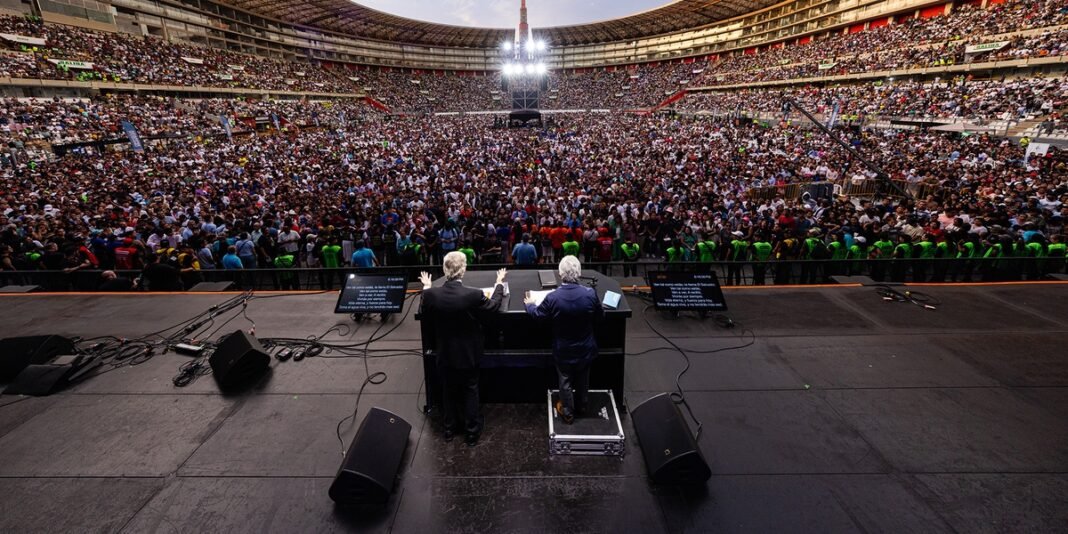Multidão em estádio peruano durante evento evangelístico