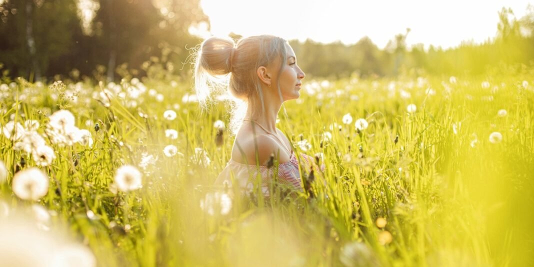 Mulher moderna pensativa em casa, refletindo sobre prioridades.
