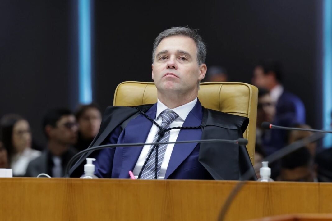 Carros e motos de luxo apreendidos na Operação Sem Desconto, prontos para leilão após decisão do STF.