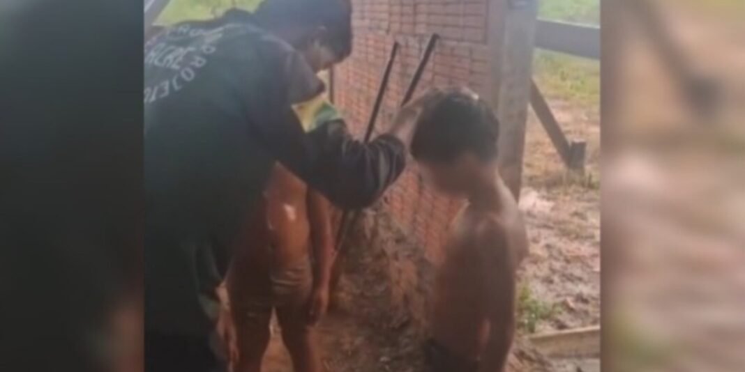 Missionário interage com crianças em área remota do Acre durante construção de igreja