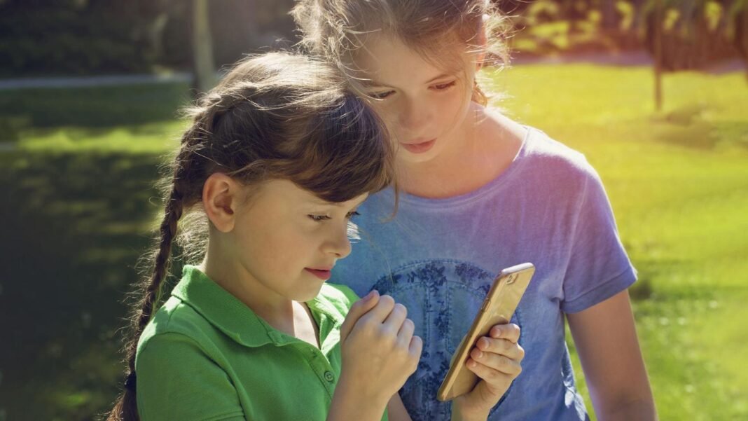 Sede da Meta (Facebook/Instagram) em dia nublado, transmitindo um ar de seriedade.