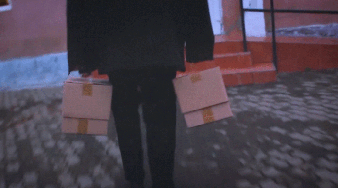 Distribuição de Bíblias na fronteira do Irã Caminhão com caixas de Bíblias na fronteira do Irã ao amanhecer