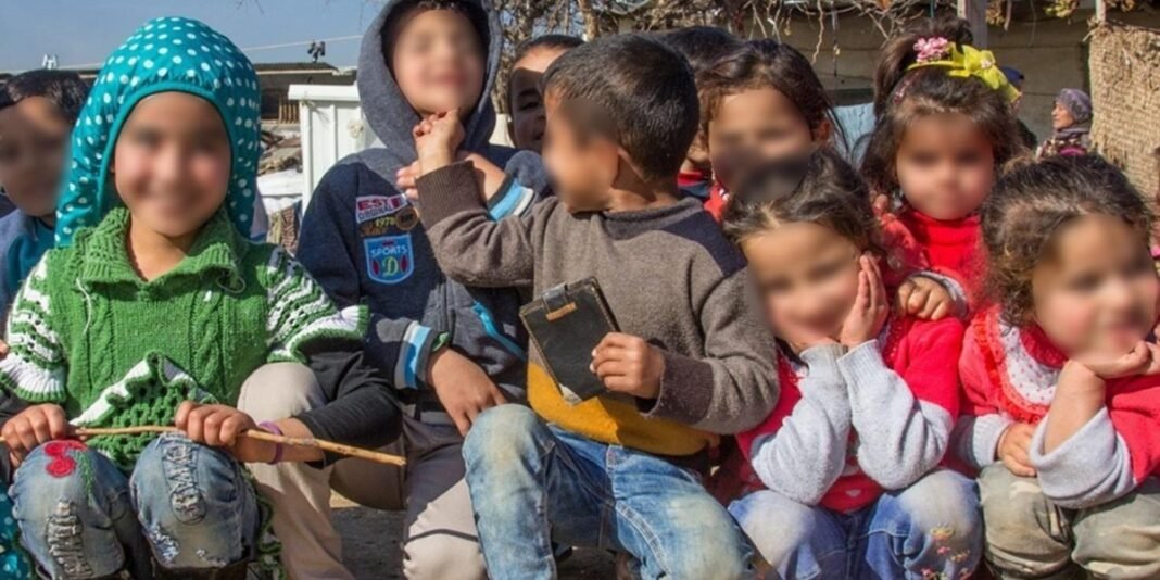 Criança refugiada no Oriente Médio olhando para a câmera com esperança.