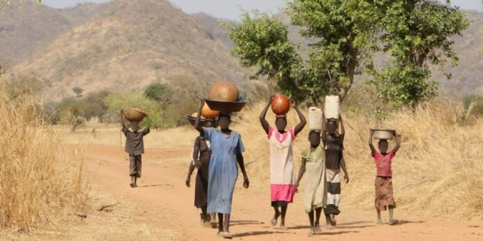 Esperança em meio à guerra no Sudão: Muçulmanos buscam fé cristã Refugiados sudaneses reunidos em um campo para ouvir uma leitura das escrituras em meio à guerra.
