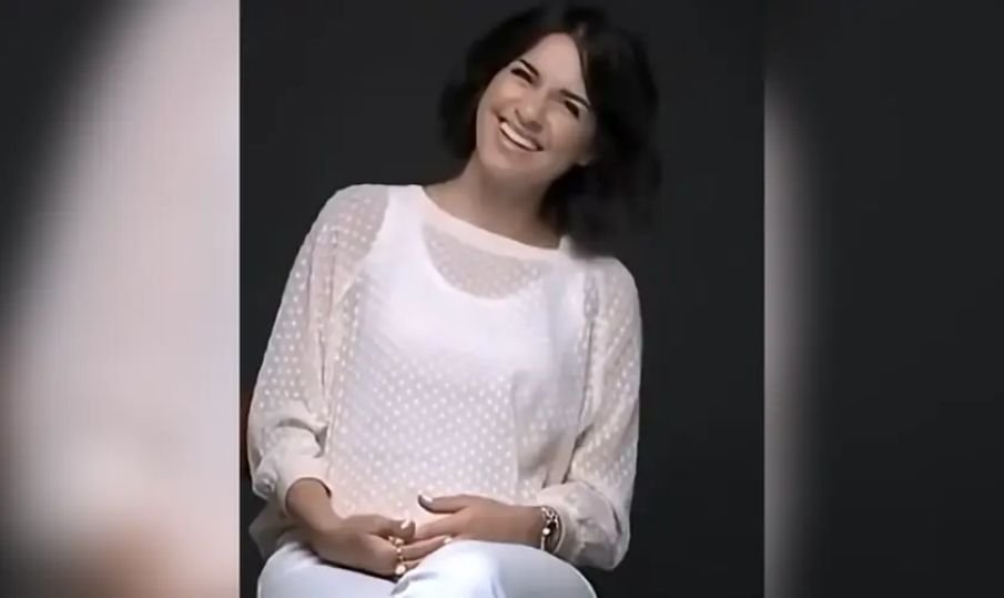 Jovem mulher muçulmana em processo de conversão para o cristianismo, segurando uma Bíblia