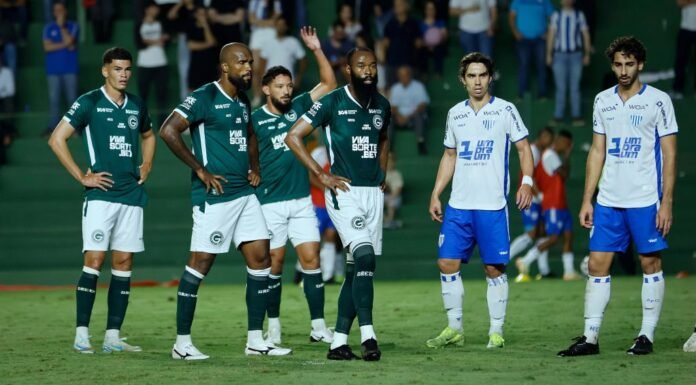 Celebração de gol do Coritiba em partida de futebol. Jogadores de futebol do Coritiba comemorando um gol em campo.