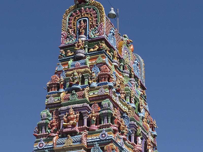 Multidão de nacionalistas hindus com paus atacando um local de culto cristão na Índia