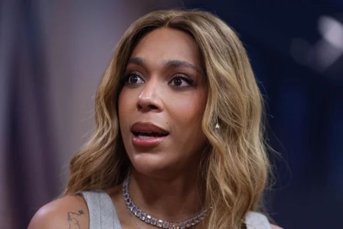 Documento de processo judicial em uma mesa de tribunal