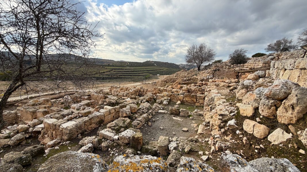 Pessoas em oração nas ruínas antigas de Shiloh ao pôr do sol.