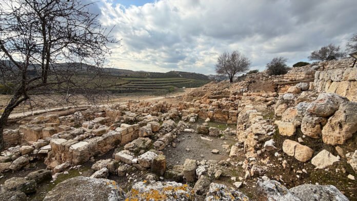 Pessoas em oração nas ruínas antigas de Shiloh ao pôr do sol.